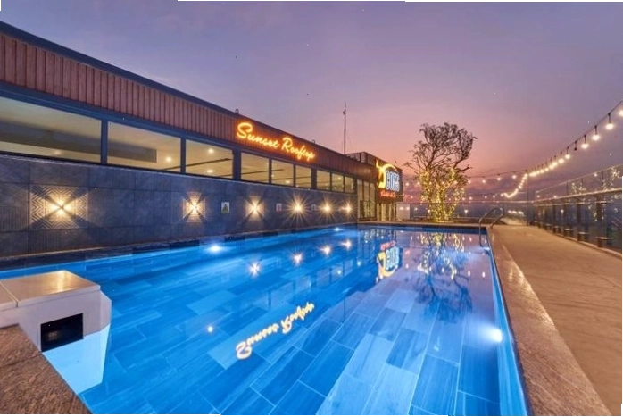 Rooftop Biên Hòa với ánh đèn lung linh tạo không khí lãng mạn