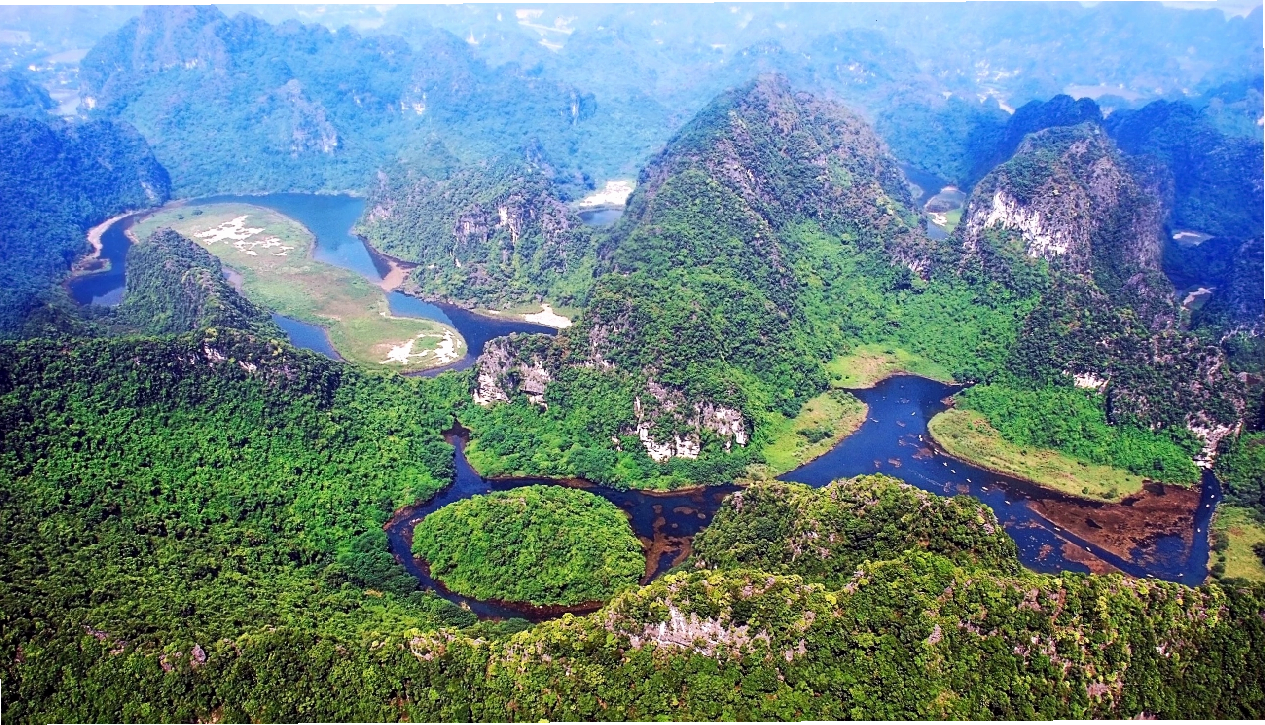 Rừng núi đá vôi bao quanh khu danh thắng Tràng An