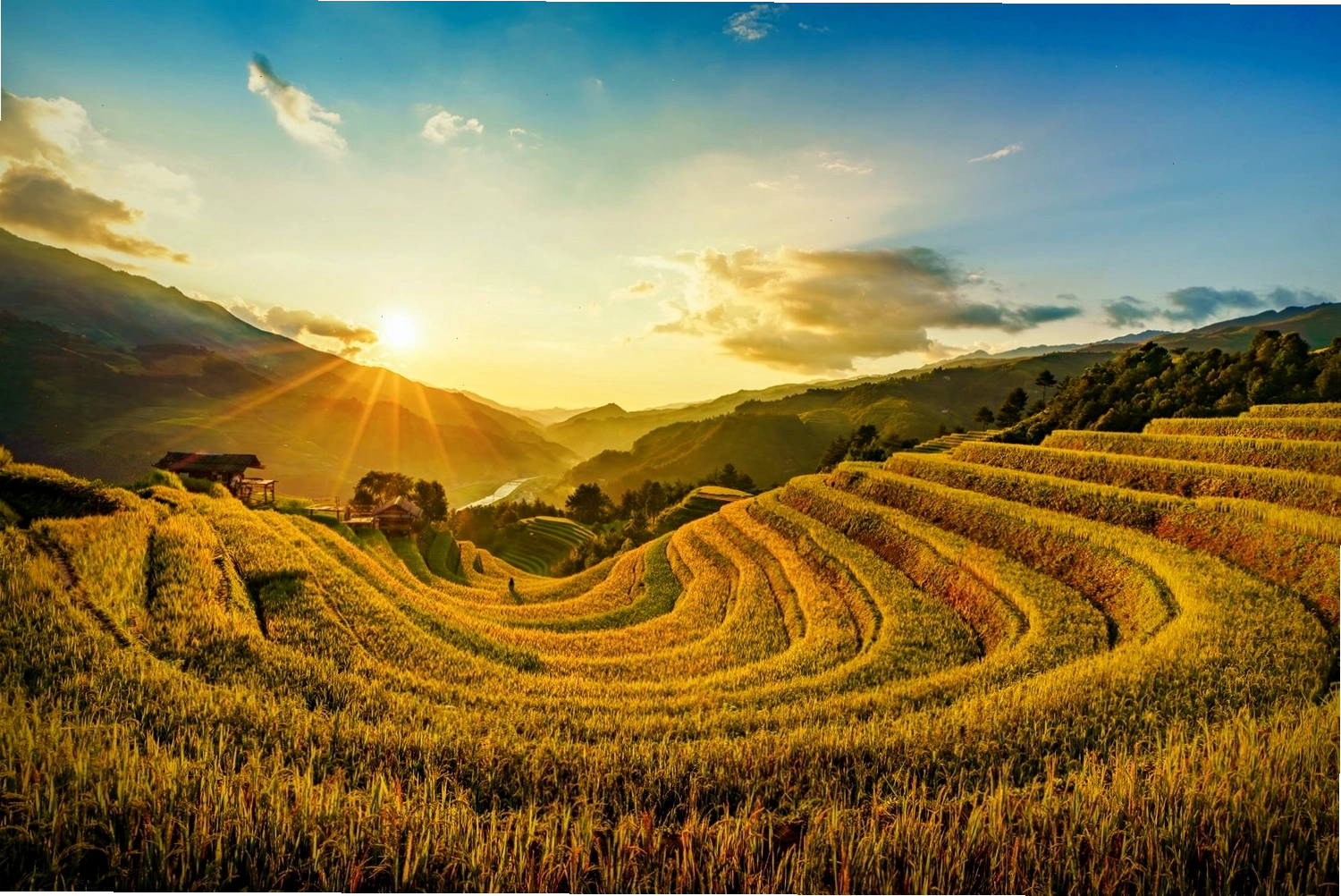 Ruộng bậc thang hình móng ngựa Sáng Nhù huyền ảo lúc hoàng hôn