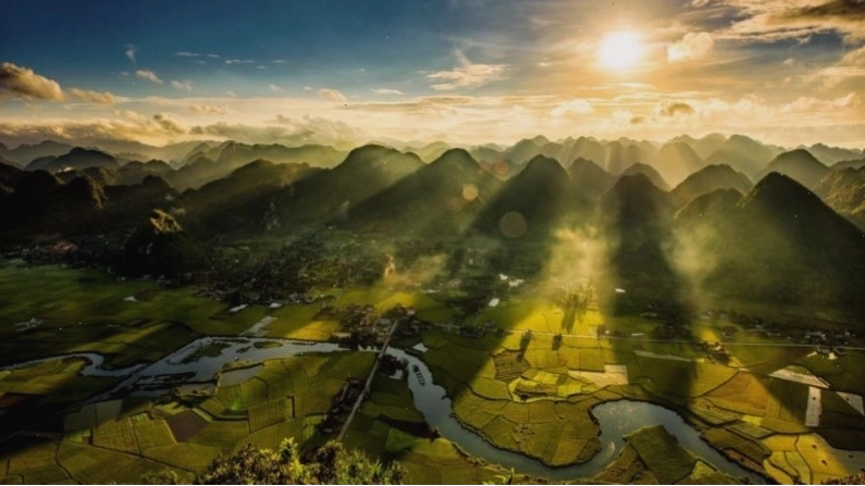 Ruộng bậc thang mùa lúa chín ở vùng núi phía Bắc Việt Nam