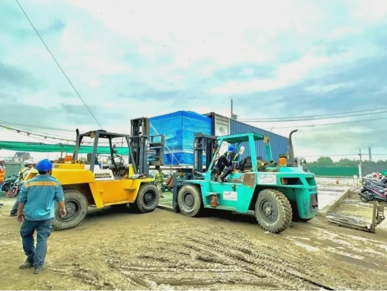 Rút container chiller (máy lạnh công nghiệp) cần xe cẩu tải trọng phù hợp