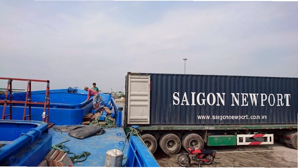Rút ruột hàng từ container sang sà lan