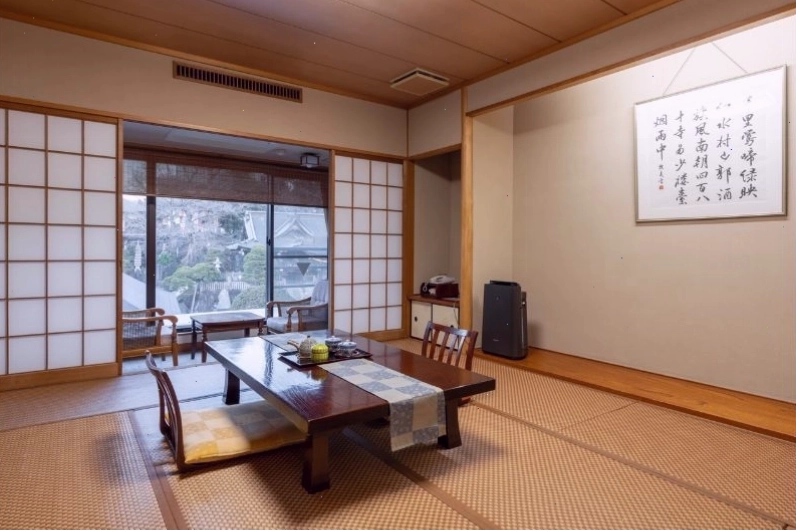 Ryokan truyền thống Nhật Bản với kiến trúc gỗ và mái ngói đặc trưng