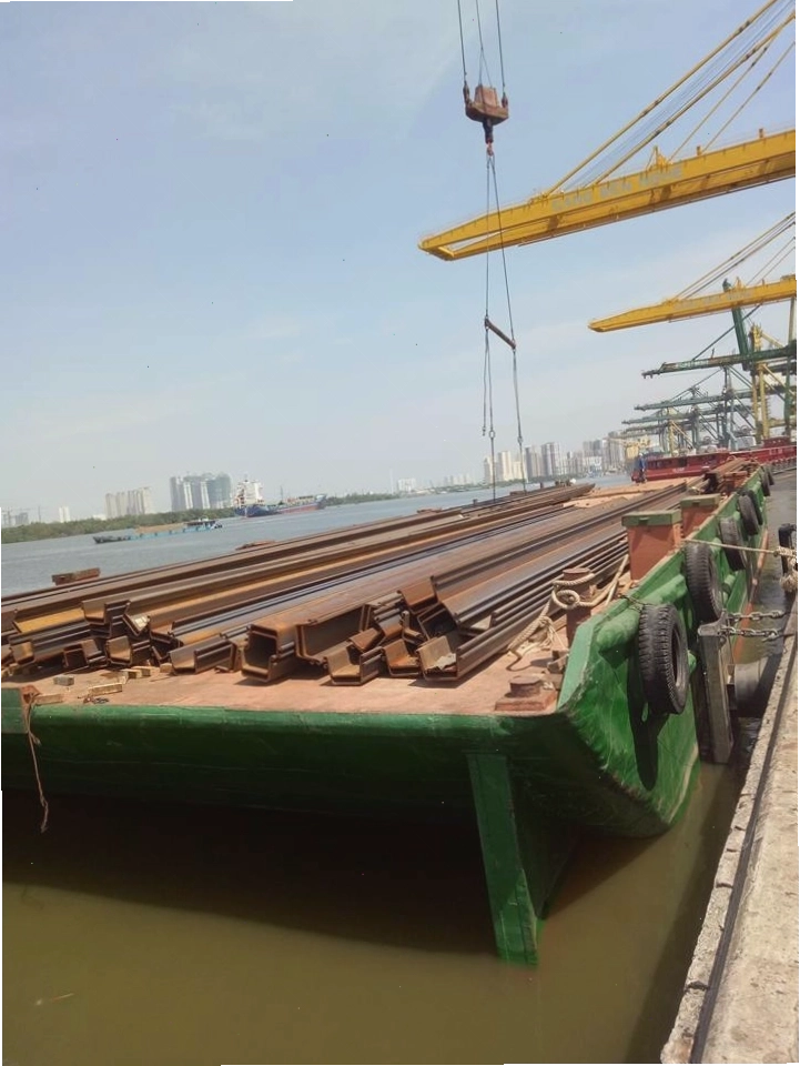 Sà lan nhận thép tại cầu tàu
