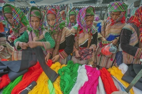 Sắc màu rực rỡ tại chợ phiên vùng cao