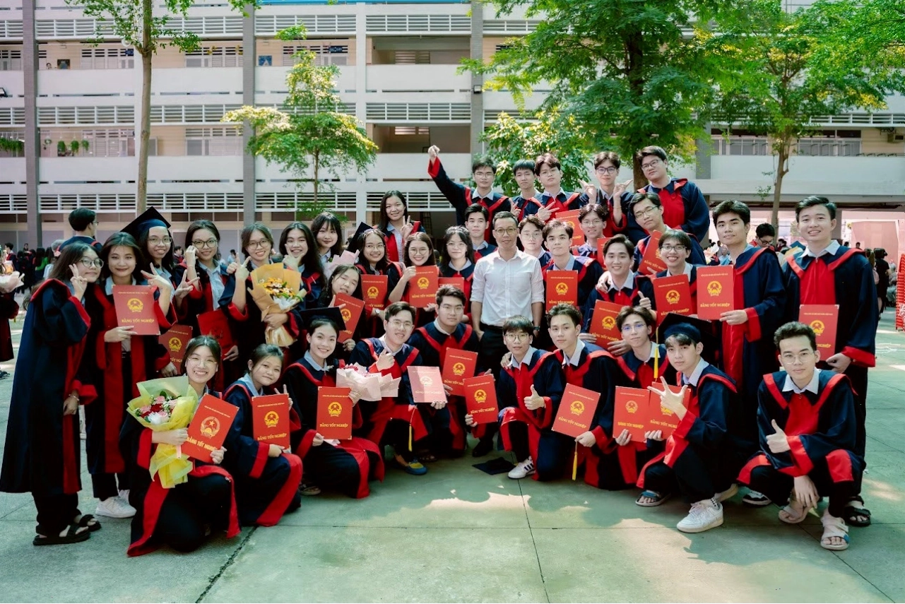 Sân trường TH-THCS-THPT Lê Thánh Tông thoáng đãng