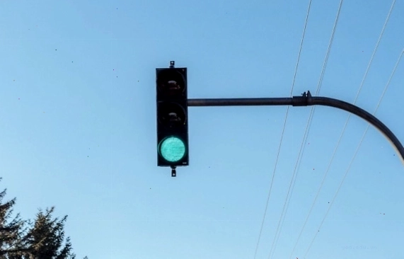 Semaphore trên đường với đèn xanh
