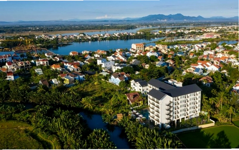 Shining Riverside Hoi An Boutique and Spa - tổng quan không gian xanh mát
