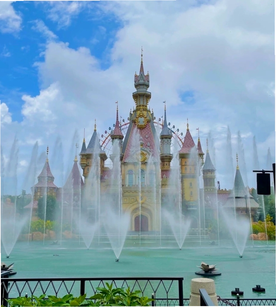 Show nhạc nước VinWonders Phú Quốc với hiệu ứng ánh sáng và nước ấn tượng