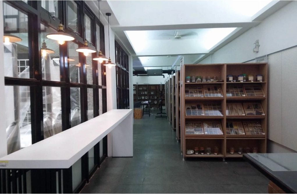 Sinh viên đang thực hành thiết kế tại xưởng thực hành của Đại học Vân Lâm