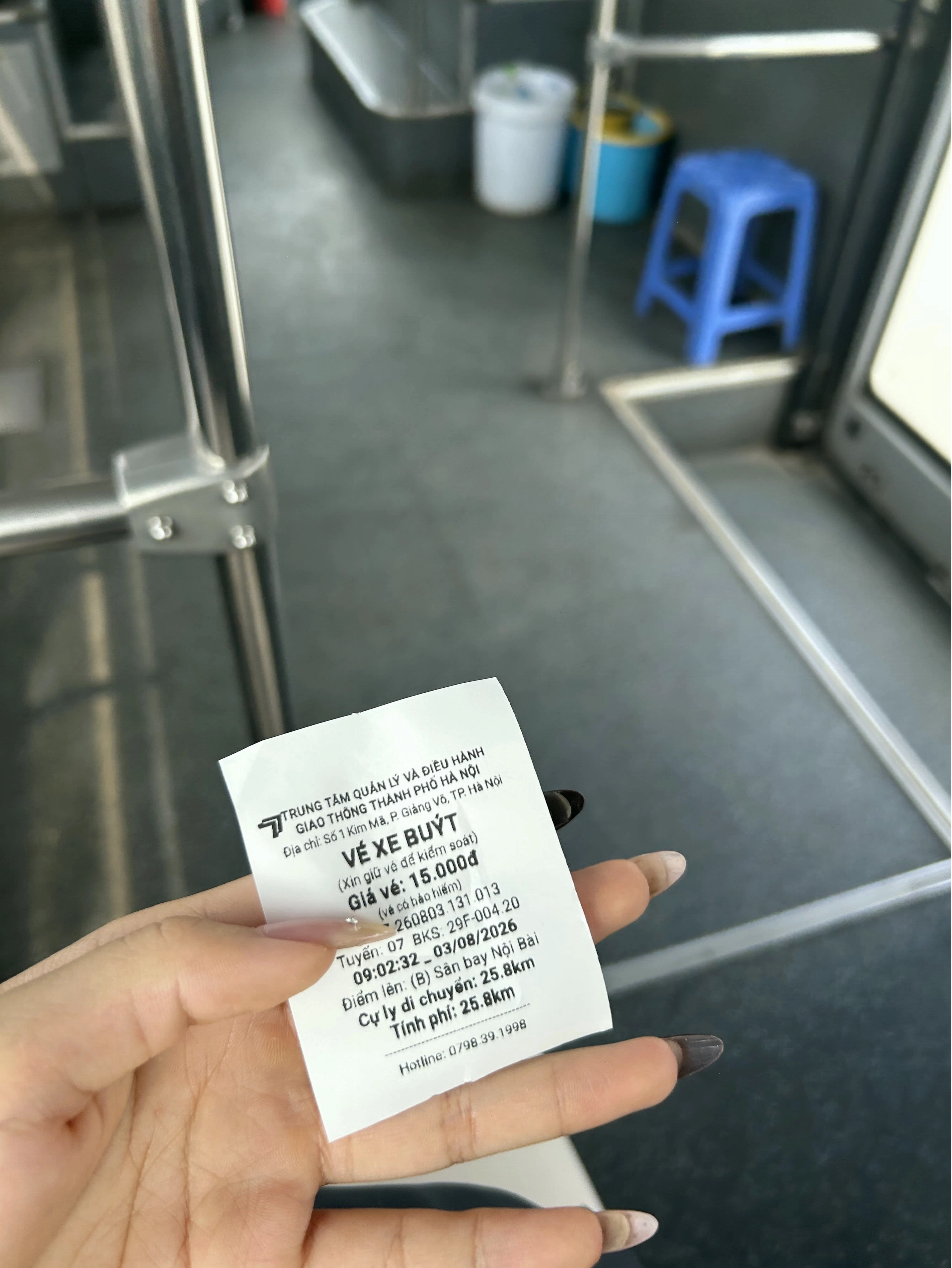 Sinh viên lên xe campus shuttle bus tại khuôn viên trường đại học