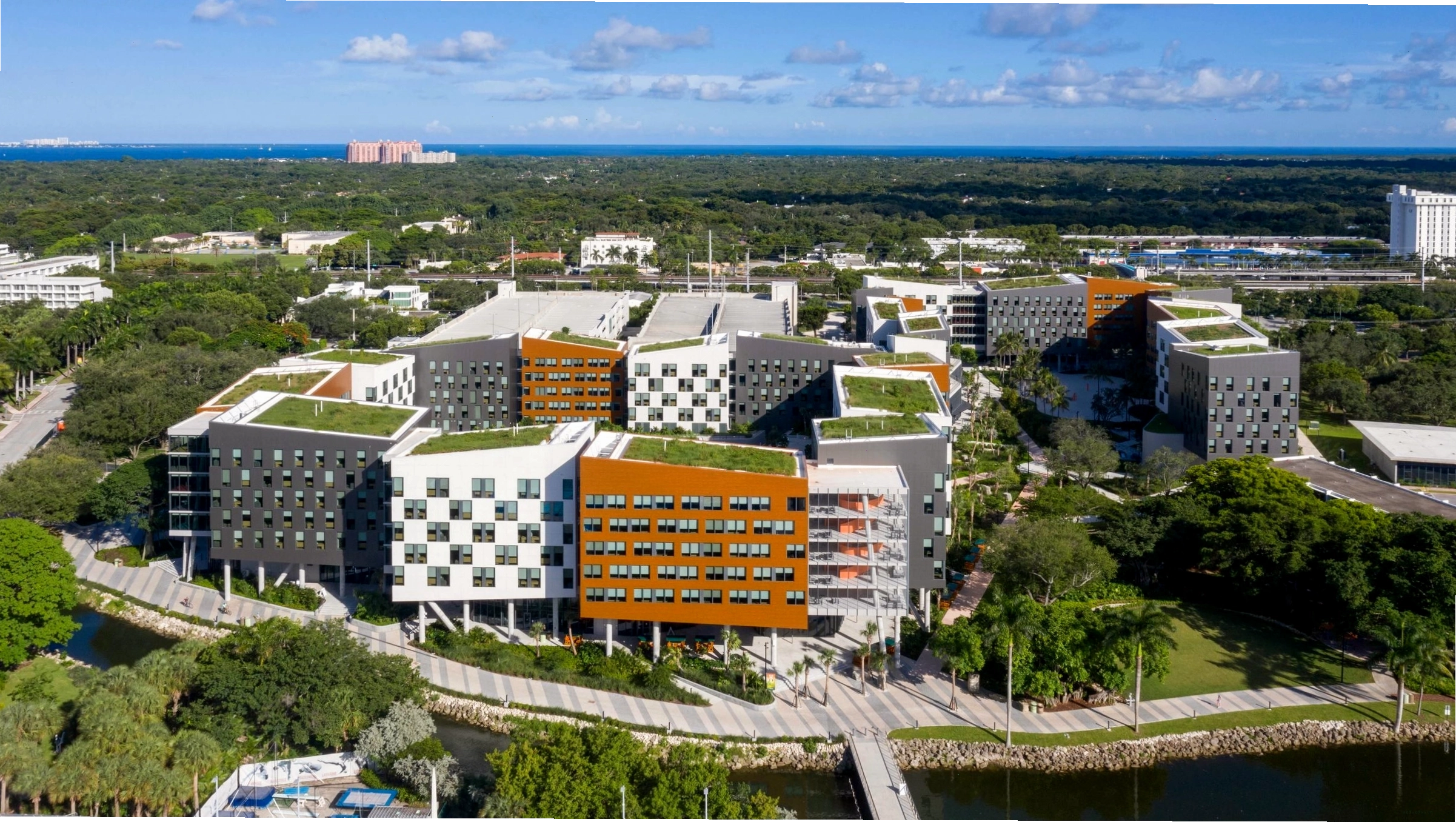 Sinh viên vui vẻ tại khuôn viên trường đại học ở Florida