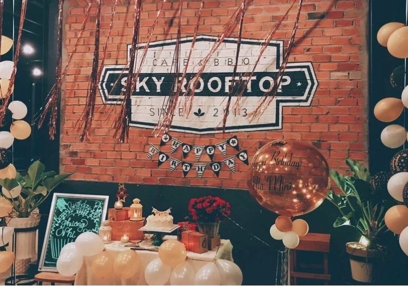 Sky Rooftop Cafe & BBQ với tầm nhìn bao quát thành phố Biên Hòa về đêm
