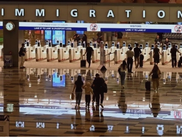 Sơ đồ minh họa quy trình kiểm soát biên giới Singapore với chỉ thị ngăn lên máy bay