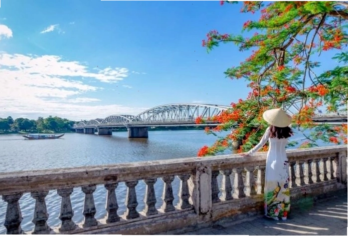 Sông Cửu Long với cảnh chợ nổi tấp nập