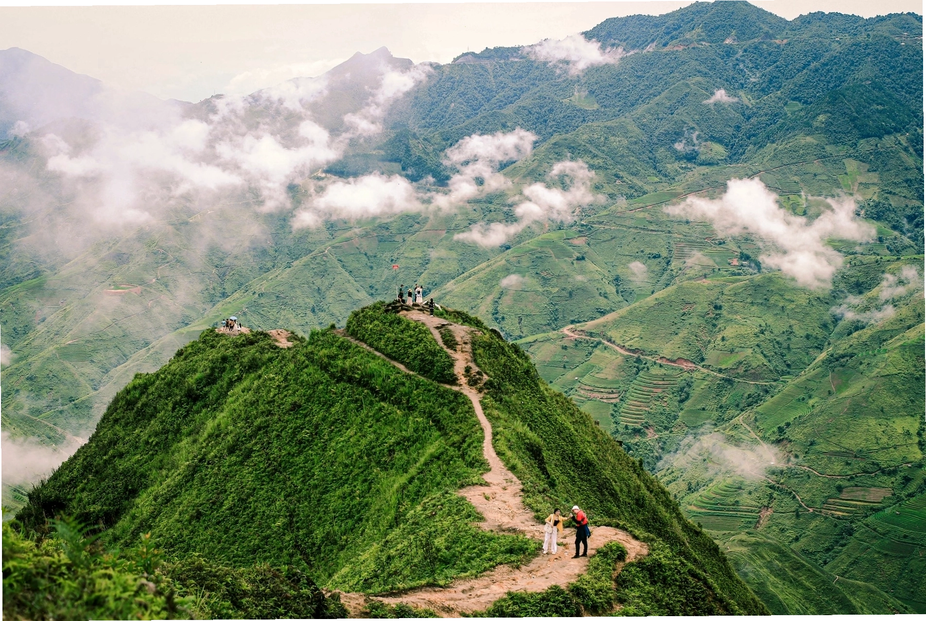 Sống lưng khủng long Tà Xùa nhìn từ trên cao