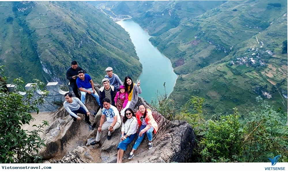 Sông Nho Quế uốn lượn giữa núi đá tai mèo hùng vĩ