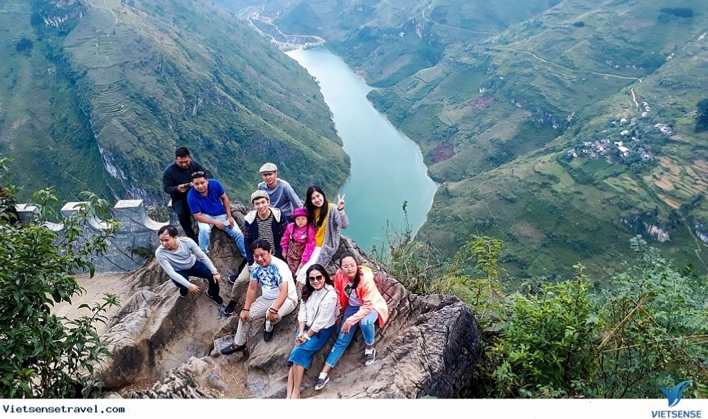 Sông Nho Quế uốn lượn mềm mại giữa núi đá tai mèo hiểm trở tại Hà Giang