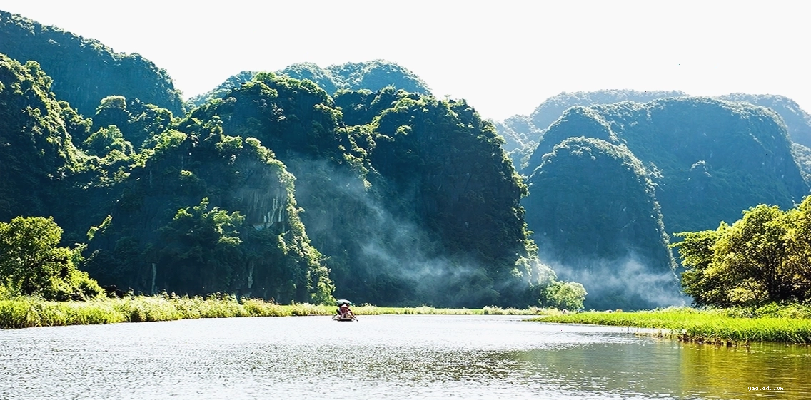 Sông Sào Khê trong xanh uốn lượn quanh co qua các dãy núi đá vôi tại Tràng An
