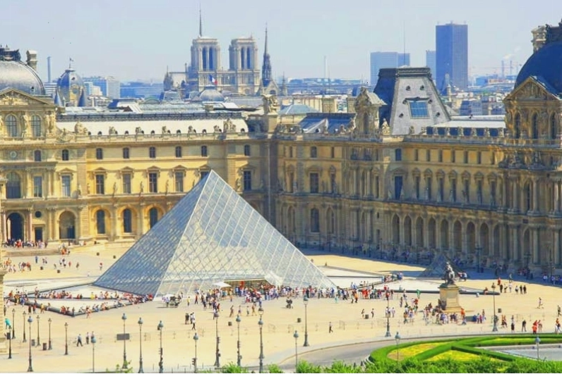 Sông Seine thơ mộng chảy qua Paris