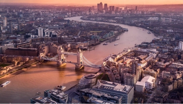 Sông Thames chảy qua London