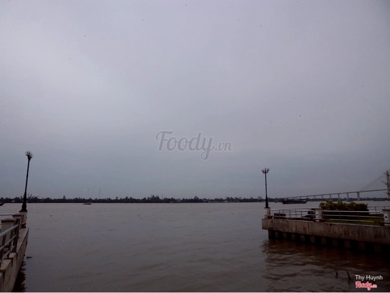 Sông Tiền đoạn qua bờ kè Mỹ Tho với nhiều hoạt động tàu thuyền