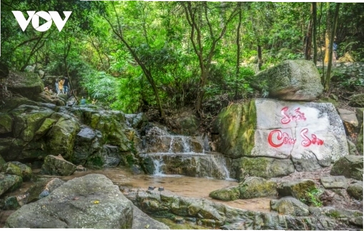 Suối Côn Sơn trong xanh