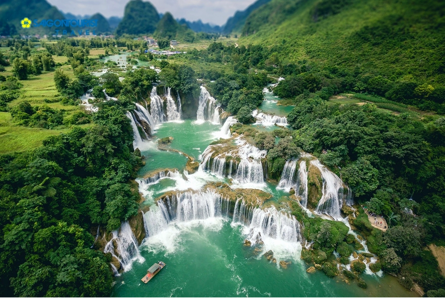 Suối Lê Nin xanh biếc tại Cao Bằng