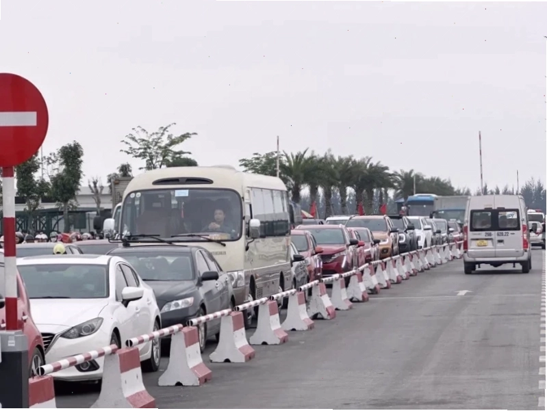 Tắc phà Đồng Bài vào mùa hè là nỗi ám ảnh lớn nhất khi du lịch Cát Bà bằng ô tô tự lái