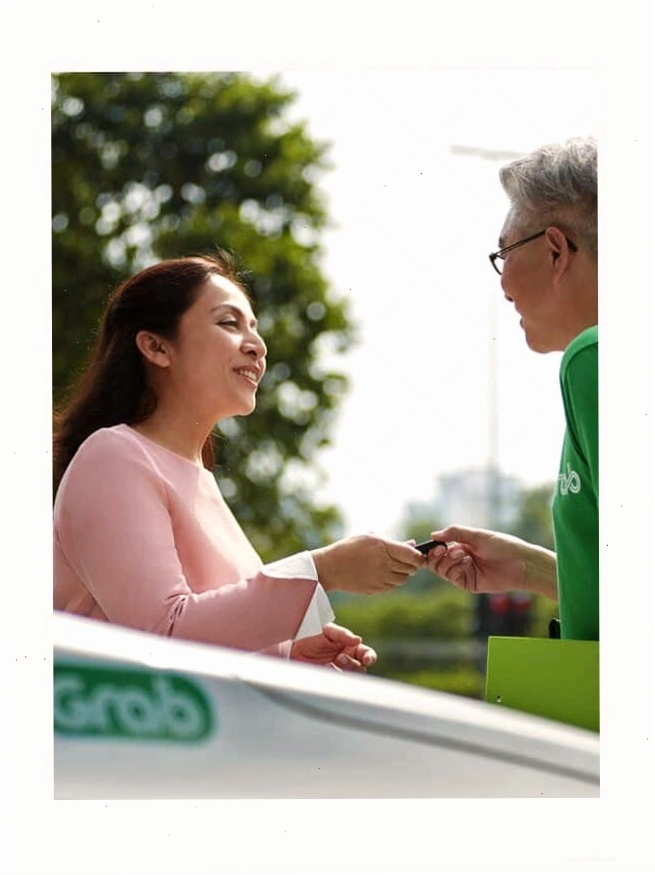 Tài xế Grab gọi điện xác nhận thông tin với khách hàng