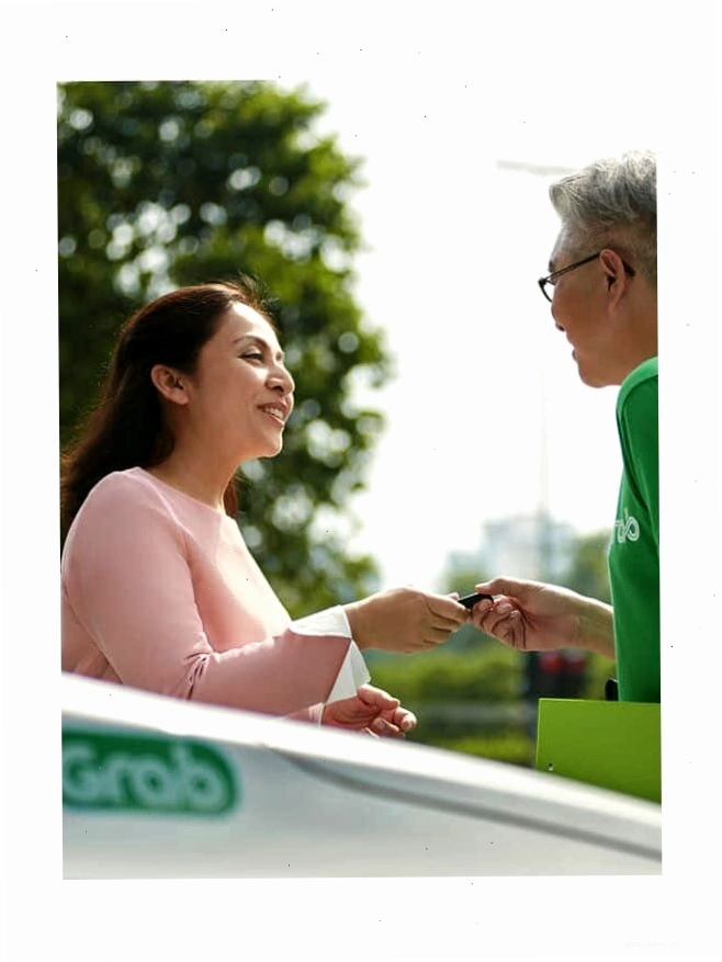 Tài xế Grab Quảng Bình đang phục vụ khách hàng