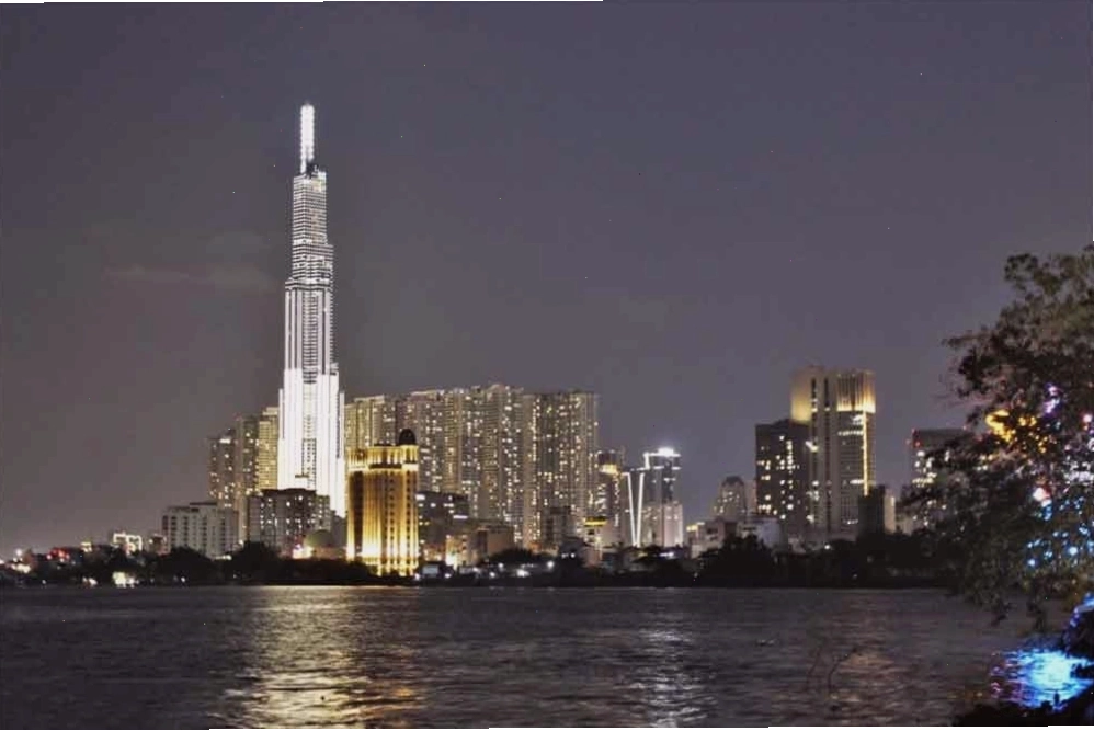 Tầm nhìn đẹp mắt từ Bờ kè Thanh Đa hướng về tòa nhà Landmark 81 về đêm