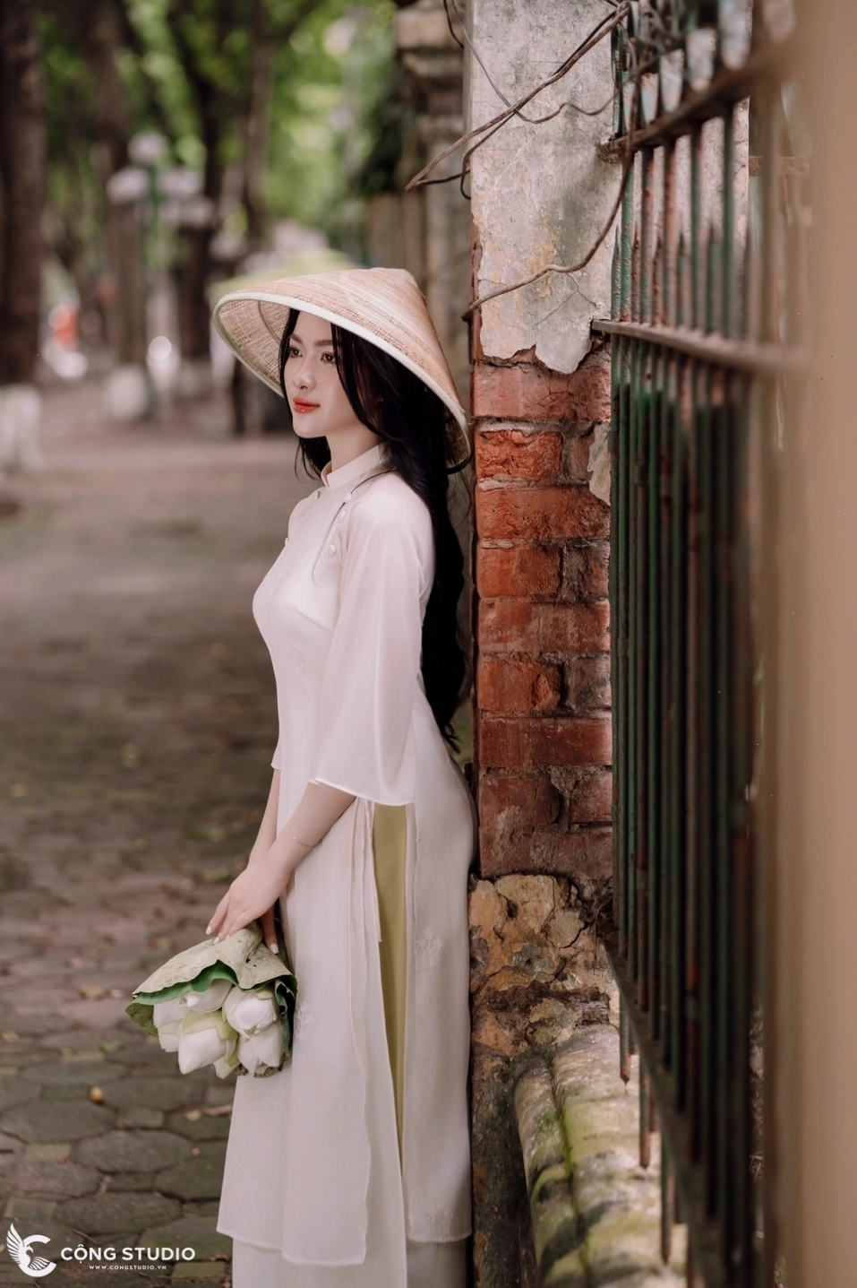 Tạo dáng chụp ảnh áo dài đẹp