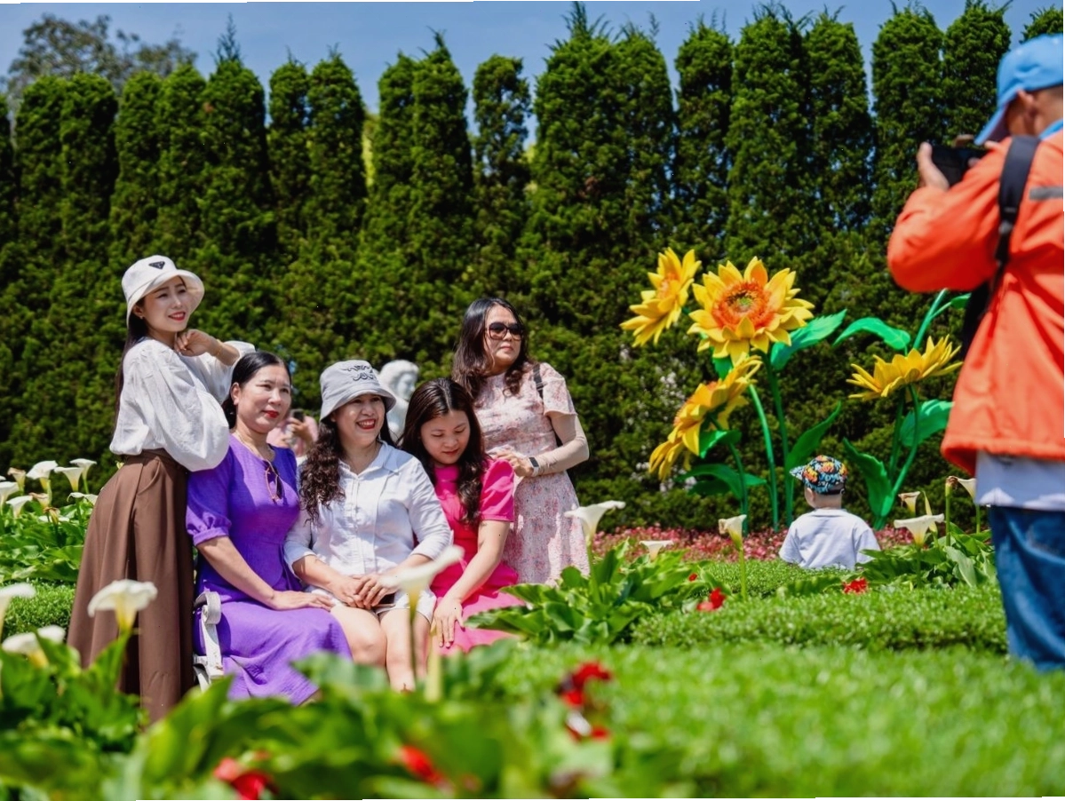 tạo dáng chụp ảnh ở bà nà hill