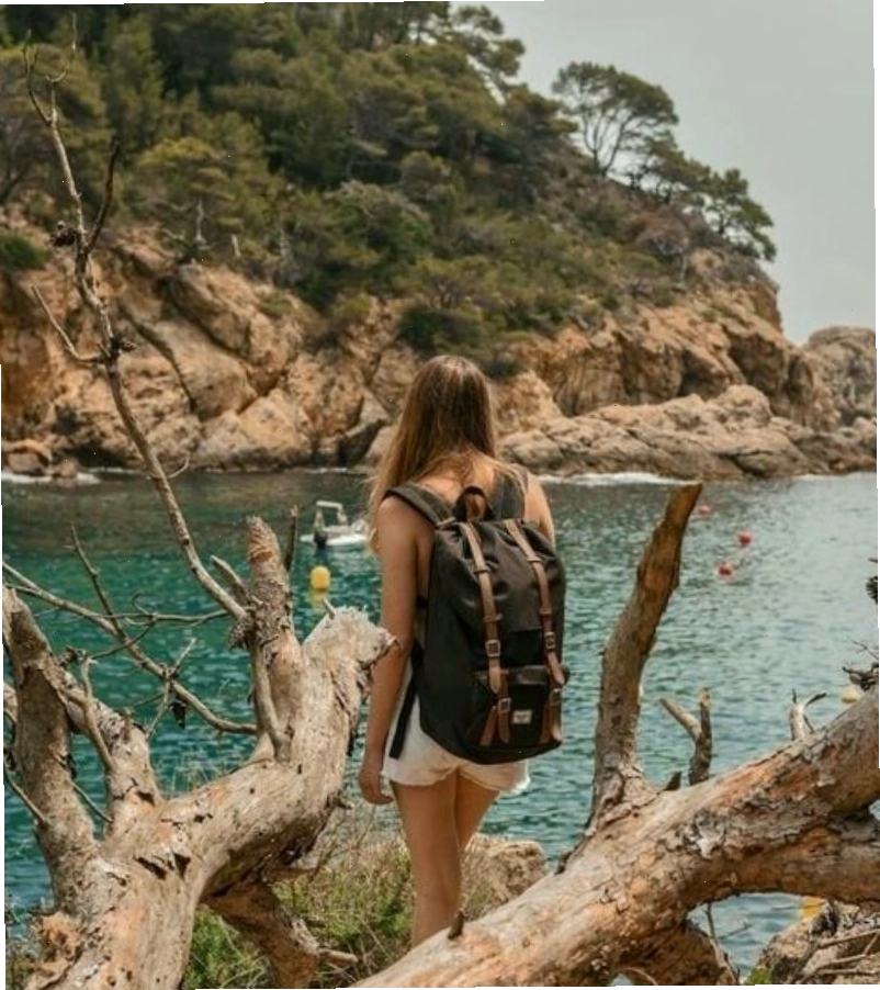 Targus Terra EcoSmart Backpack với áo mưa tiện dụng
