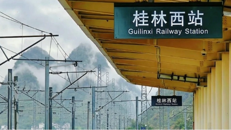 Tàu cao tốc di chuyển giữa các thành phố ở Trung Quốc