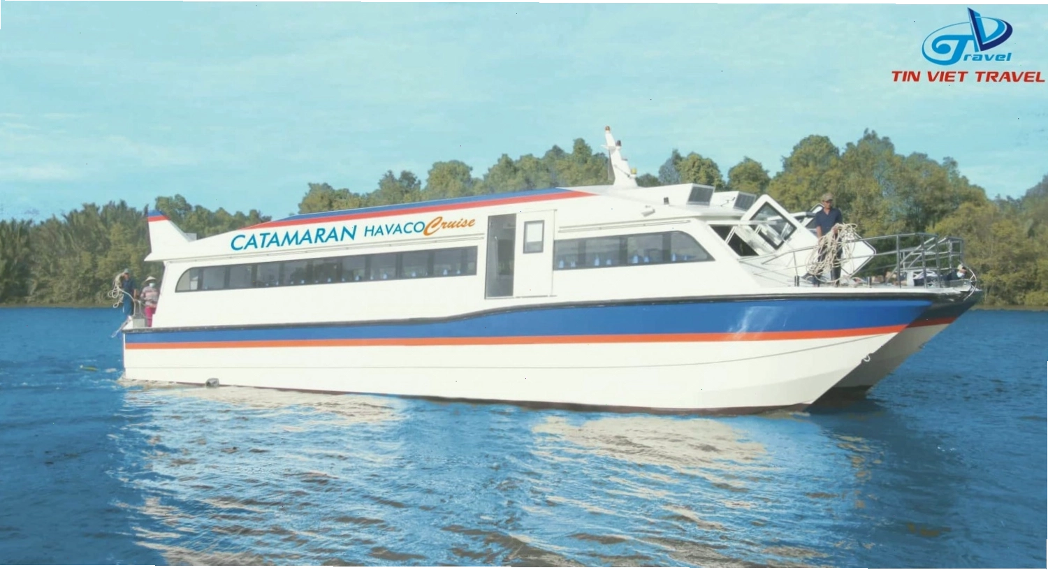 Tàu cao tốc di chuyển ra đảo Nam Du