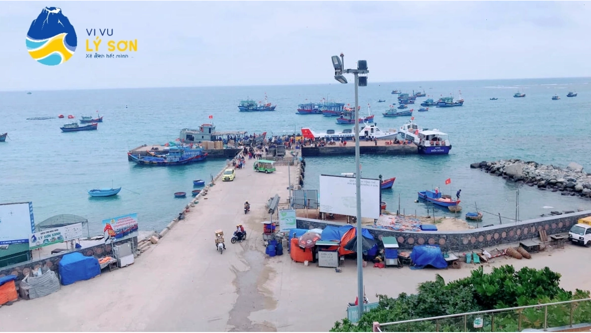 Tàu cao tốc là phương tiện phổ biến từ Cảng Sa Kỳ đi Lý Sơn