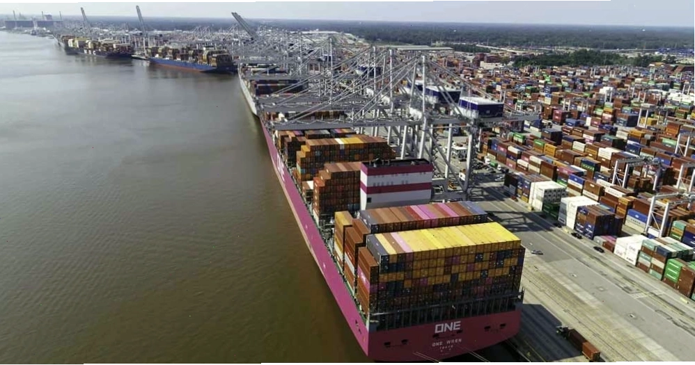 Tàu container lớn cập Cảng Savannah