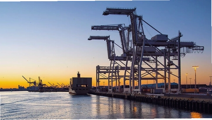Tàu container ra vào Cảng Long Beach