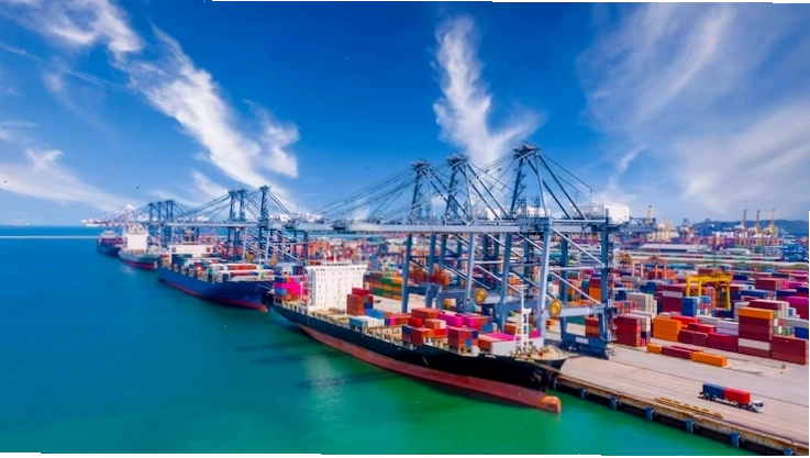 Tàu container vận chuyển hàng hóa toàn cầu trong cảng biển