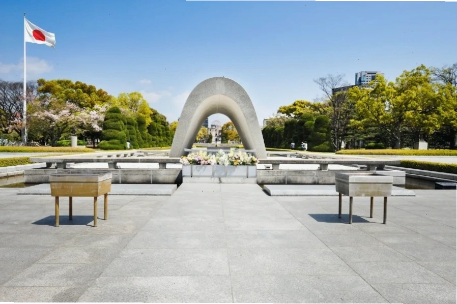 Tàu điện di chuyển gần Khu Tưởng Niệm Hòa Bình Hiroshima