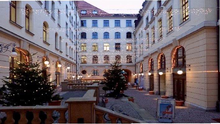 Tàu điện hiện đại di chuyển trên đường phố Leipzig Đức