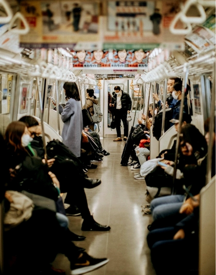 Tàu điện ngầm là phương tiện nhanh chóng và tiện lợi để khám phá Tokyo