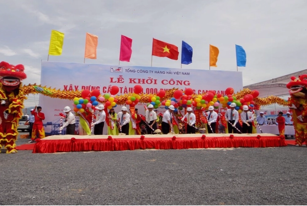 Tàu hàng rời đang được xếp dỡ tại Cảng Ba Ngòi