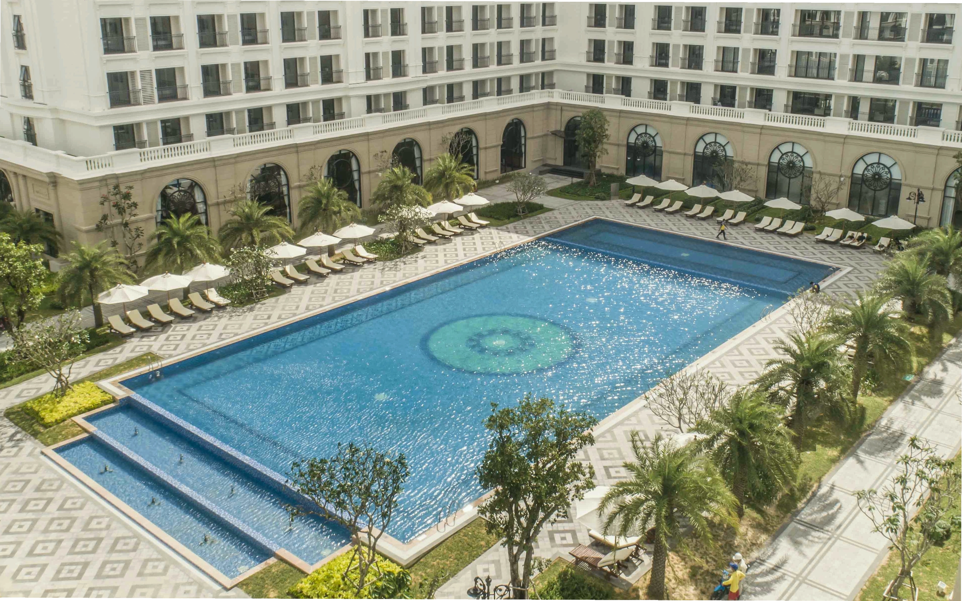 Tàu hỏa di chuyển qua những cảnh quan thiên nhiên tươi đẹp