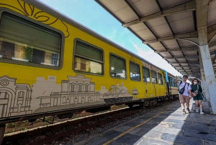 Tàu hỏa di chuyển từ Hà Nội đến Hải Phòng