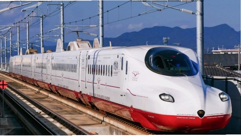 Tàu JR Kamome màu đỏ chạy trên đường ray