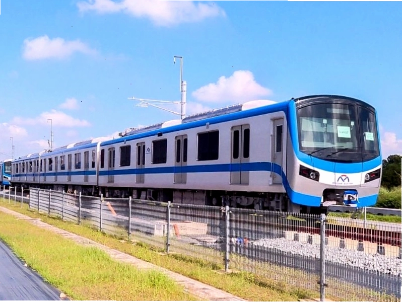 Tàu JR tại ga Osaka