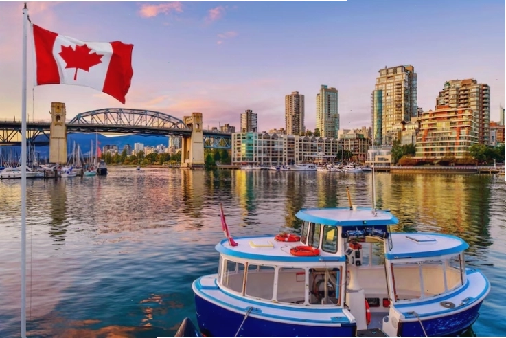 Tàu phà neo đậu dọc theo bờ biển ở Vancouver, Canada